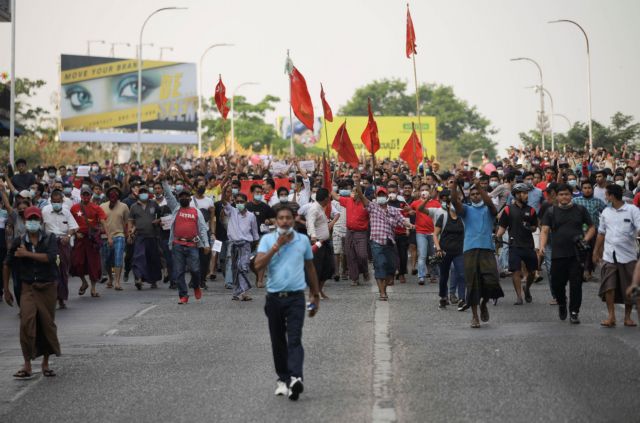 Μιανμάρ: Δεκάδες χιλιάδες πολίτες διαδηλώνουν κατά του πραξικοπήματος