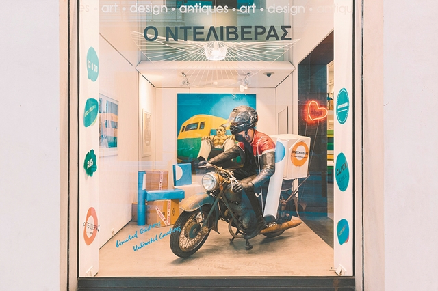 Ο ντελιβεράς που έγινε εικαστική εγκατάσταση