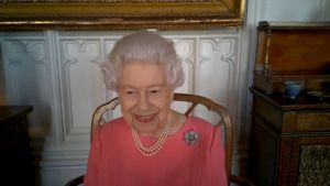 Μην είστε εγωιστές, κάντε το εμβόλιο, καλεί τον κόσμο η βασίλισσα Ελισάβετ