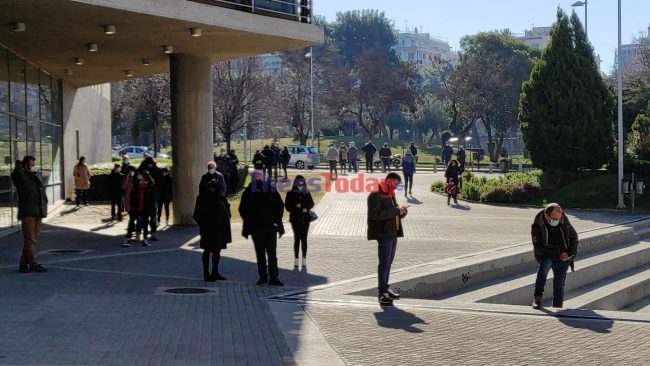 Ουρά χιλιομέτρου για δωρεάν rapid test στη Θεσσαλονίκη