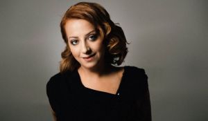 Η Λυδία Σέρβου κατονόμασε τον μουσικοσυνθέτη που της επιτέθηκε σεξουαλικά στα 15 της