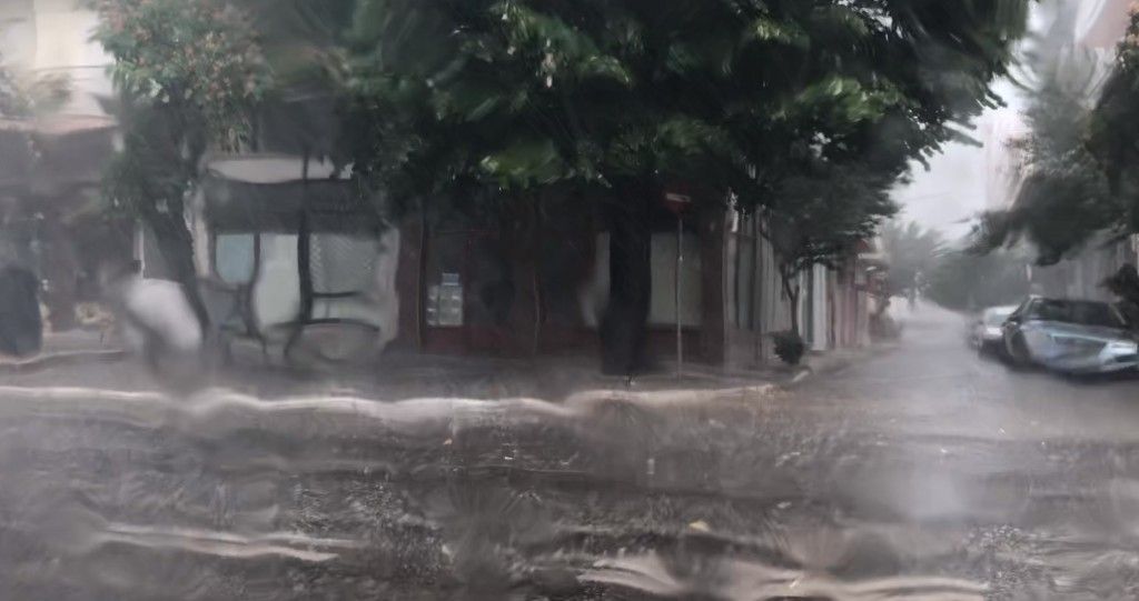 Εγκλωβισμένοι λόγω ισχυρής βροχόπτωσης μαθητές και εκπαιδευτικοί σε δημοτικό σχολείο στην Αλεξανδρούπολη