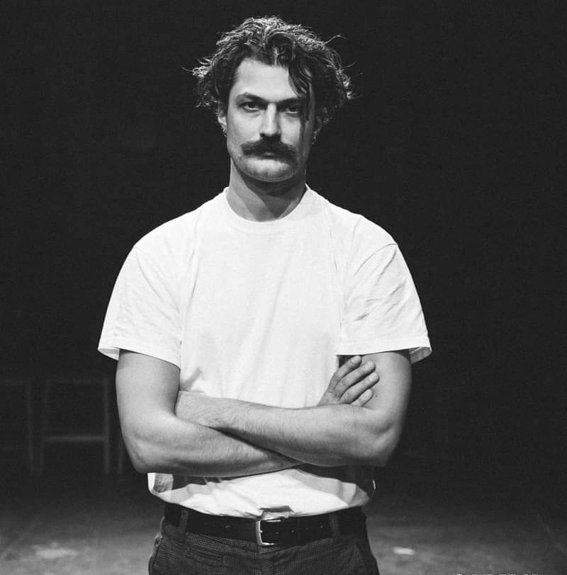 Απόστολος Καμιτσάκης για σκηνοθέτη : Μου ζήτησε να γδυθώ, να αυτοϊκανοποιηθώ ή να ουρήσω σε κάποια γωνία