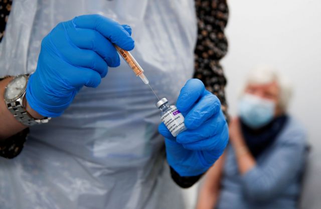 Εμβόλιο AstraZeneca : Ανατροπή για τον εμβολιασμό των 65 και άνω
