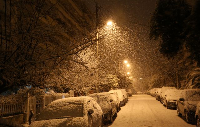Μήδεια : Χιόνια ακόμα και στο κέντρο της Αθήνας – Αποκλεισμένοι δρόμοι – Ισχυρή σύσταση για αποφυγή μετακινήσεων