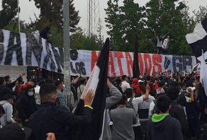 Ζήτημα ζωής και θανάτου : Το πανό οπαδών της Κόλο Κόλο έγραφε «Νικάτε ή σας… σκοτώνουμε»