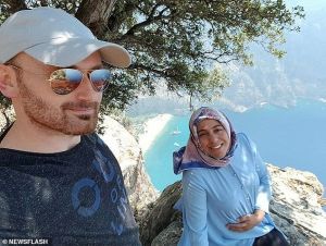 Καρέ – καρέ οι τελευταίες στιγμές της Τουρκάλας εγκύου πριν τη ρίξει ο σύζυγός της στον γκρεμό