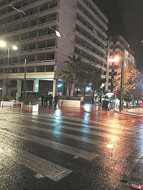 Στιγμιότυπα από τη νυχτερινή Αθήνα…