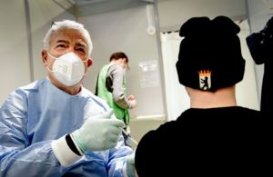 Μπορεί ο εμβολιασμός να εμποδίσει τη μετάδοση του κοροναϊού;