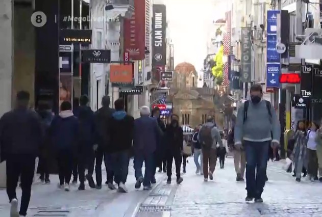 Κοσμοσυρροή σε Αθήνα, Θεσσαλονίκη και Πάτρα λίγο πριν τις κρίσιμες ανακοινώσεις