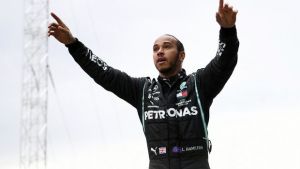 Ο Λιούις Χάμιλτον υπέγραψε στη Mercedes για ένα ακόμη χρόνο