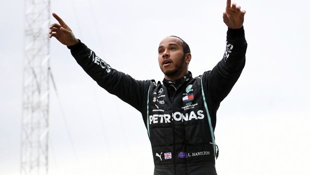 Ο Λιούις Χάμιλτον υπέγραψε στη Mercedes για ένα ακόμη χρόνο