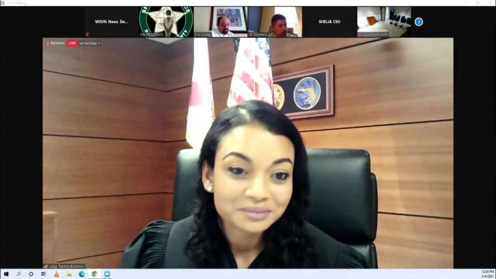 Κατηγορούμενος την… έπεσε στην δικαστίνα την ώρα της δίκης