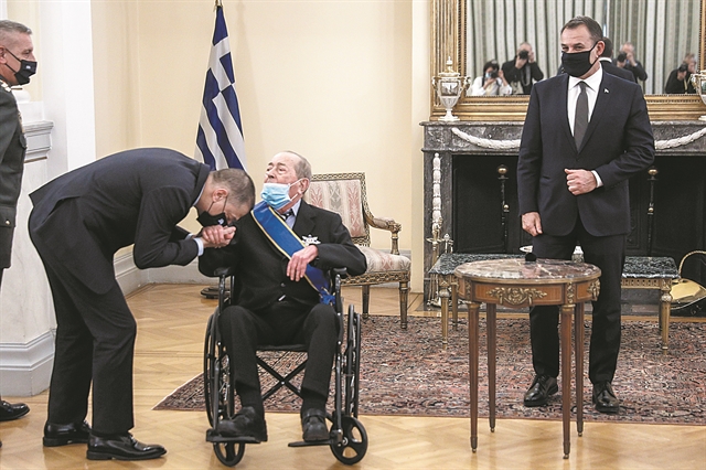 Μηνύματα σε υπουργούς μέσω Μενδώνη