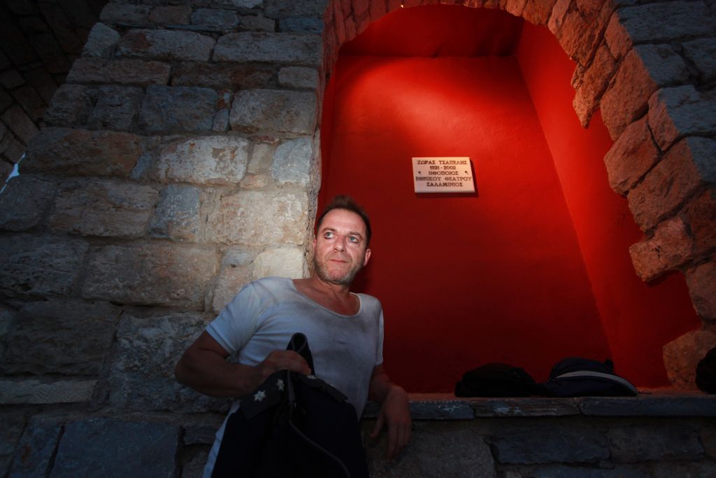 Δημήτρης Λιγνάδης : «Καταπέλτης» το ένταλμα σύλληψης – «Προκύπτει εμμονή για εγκληματική ροπή»