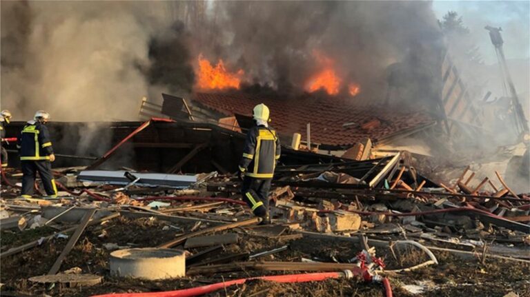 Τι λένε αυτόπτες μάρτυρες για την έκρηξη που ισοπέδωσε ιστορικό ξενοδοχείο στην Καστοριά
