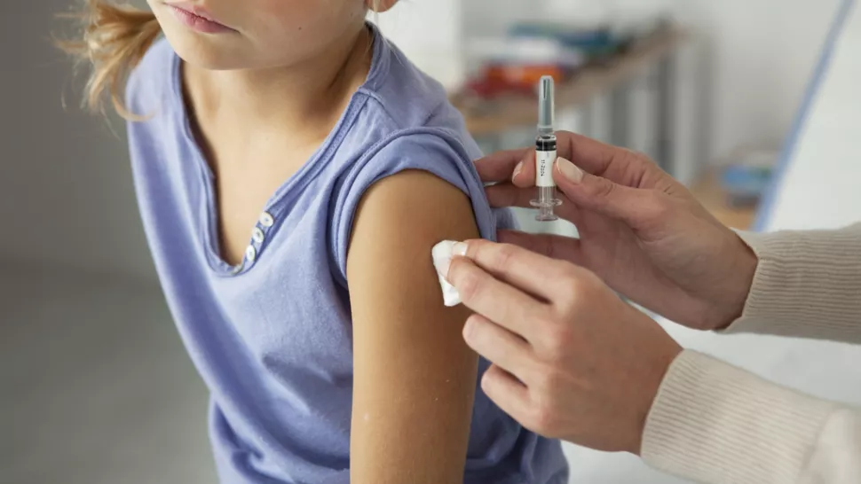 Ερχονται τα εμβόλια για εφήβους και παιδιά