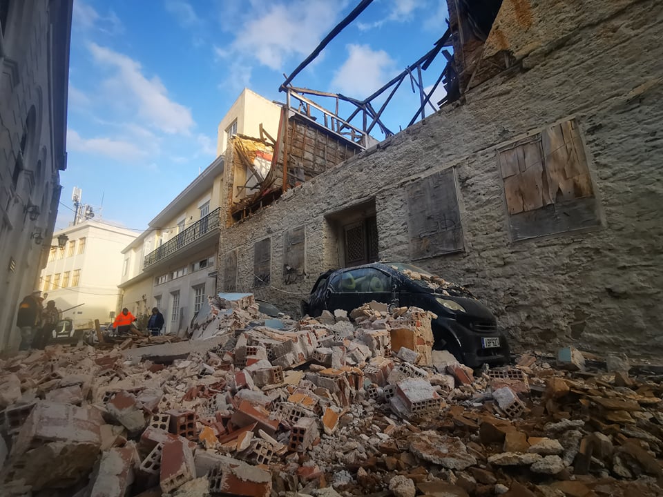 Κατέρρευσε κτίριο στην Ερμούπολη – Καταπλάκωσε ΙΧ, έκλεισε ο δρόμος