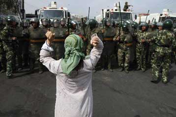 Φρίκη στη Σιντζιάνγκ: Αποκαλύψεις BBC για κακοποίηση και βιασμούς σε στρατόπεδα κράτησης Ουιγούρων