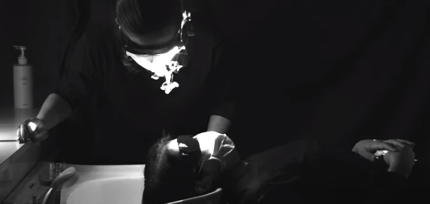 Πώς εξαπλώνεται ο κοροναϊός μέσα σε κομμωτήρια και ιατρεία δείχνει βίντεο