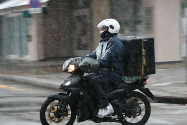 Χιονοστιβάδα αντιδράσεων με απαίτηση το χειρόφρενο για delivery και courier | tanea.gr