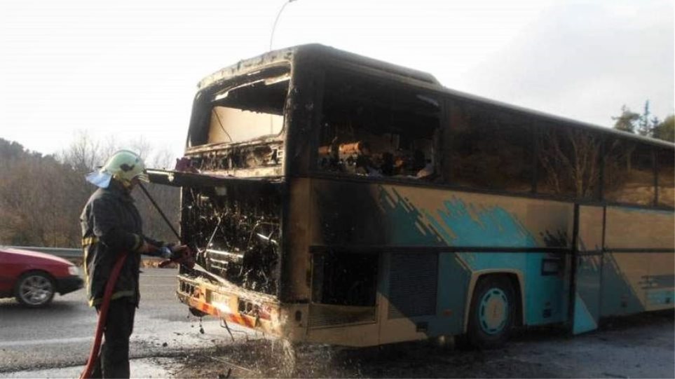 Στις φλόγες λεωφορείο με 48 επιβάτες στο Μαρτίνο – Βίντεο από τη φωτιά