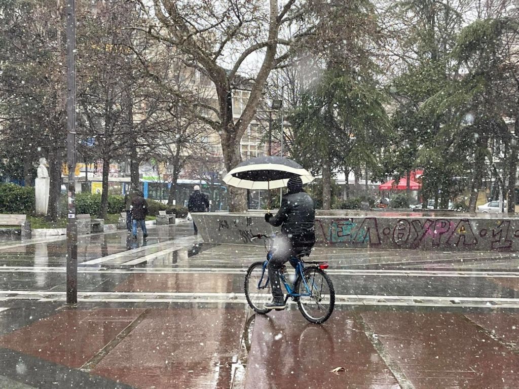 Χιονίζει στην πόλη της Λάρισας – Απαγόρευση κυκλοφορίας για τα φορτηγά στην Eθνική