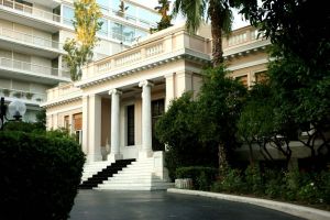 Απομακρύνεται το σενάριο παραίτησης της Μενδώνη