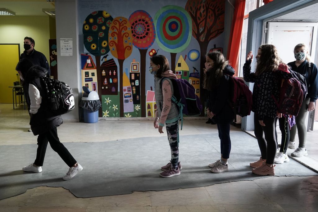 Με τρεις ταχύτητες θα λειτουργούν τα σχολεία από τη Δευτέρα – Τι θα ισχύσει ανά περιοχή