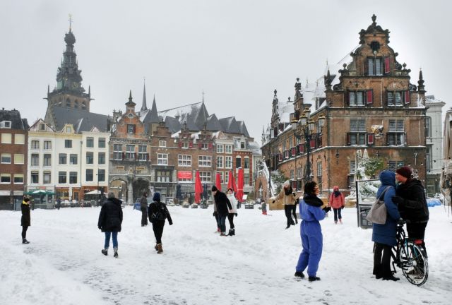 Ολλανδία : Η πιο ισχυρή χιονοθύελλα της τελευταίας δεκαετίας σαρώνει τη χώρα