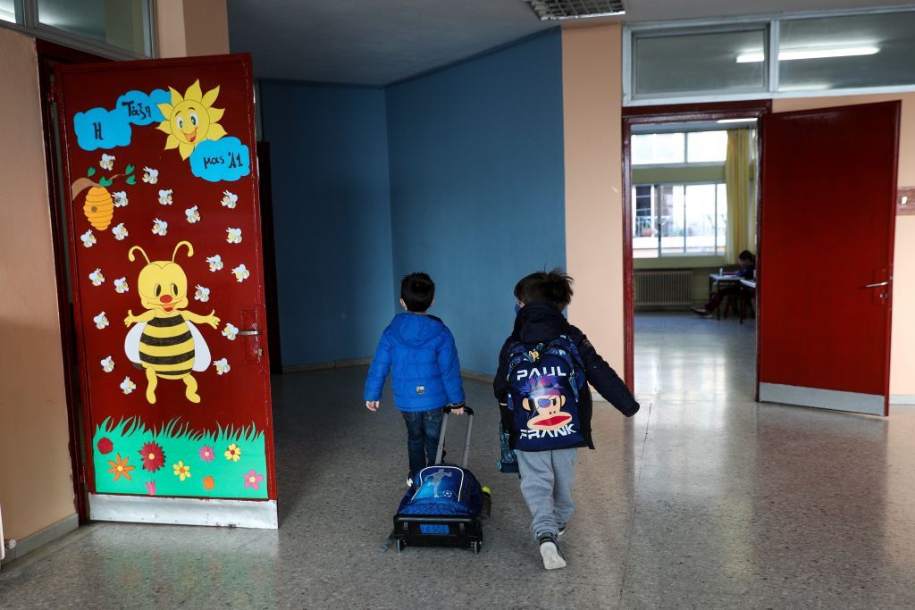 Κοροναϊός : Κάτω των 17 ετών ένα στα οκτώ κρούσματα