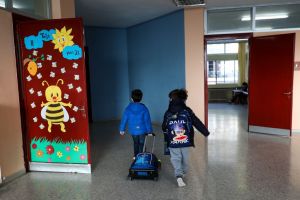 Κοροναϊός : Κάτω των 17 ετών ένα στα οκτώ κρούσματα