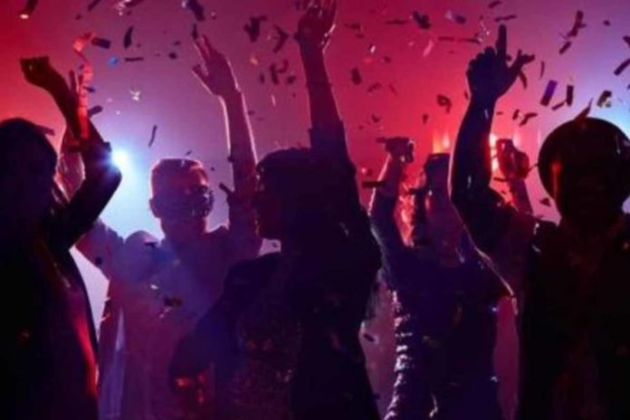 Ιωάννινα : Χειροπέδες και τσουχτερό πρόστιμο στην 27χρονη οικοδέσποινα κορονοπάρτι με 18 προσκεκλημένους
