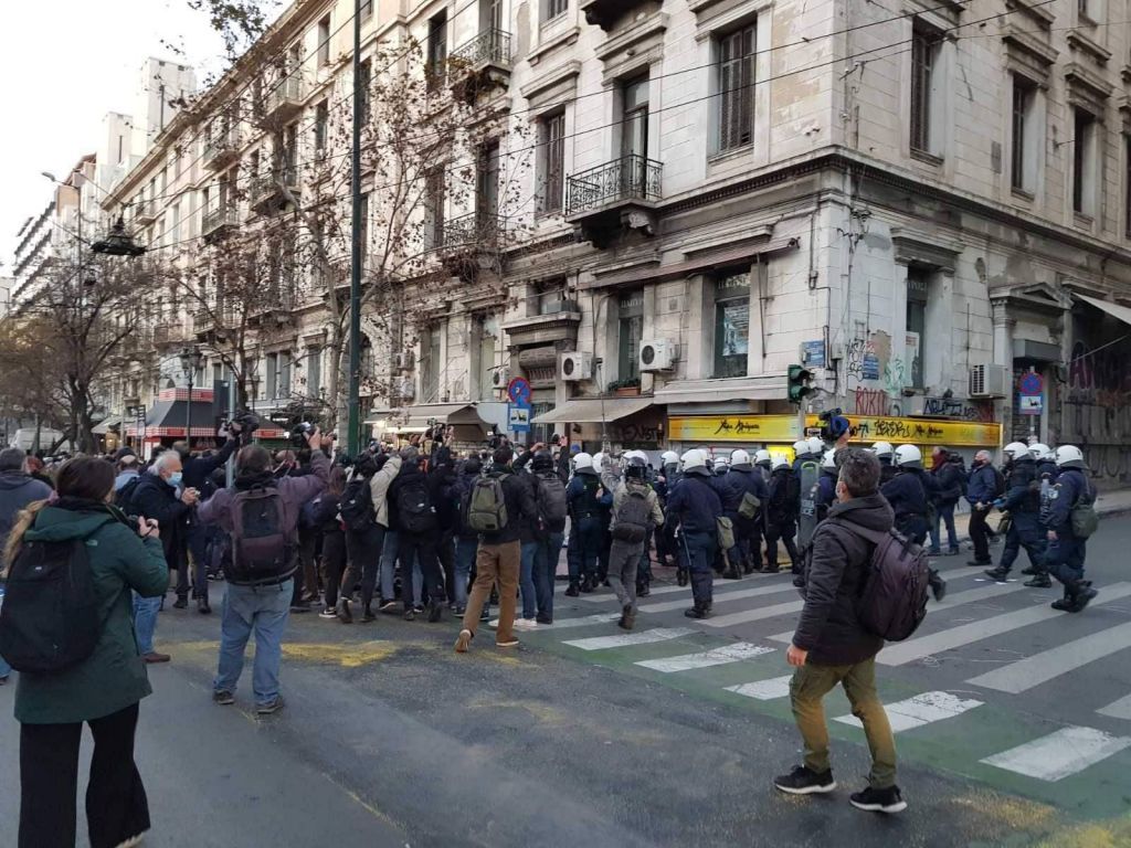 Βροχή «χημικών»: Ένταση στην Πανεπιστημίου στη συγκέντρωση για τον Κουφοντίνα