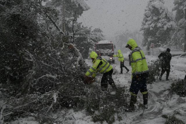 Ολονύχτια μάχη για την αποκατάσταση του ρεύματος