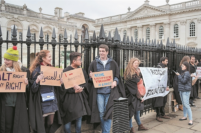 Η μάχη για τον «υπερασπιστή της ελευθερίας του λόγου»