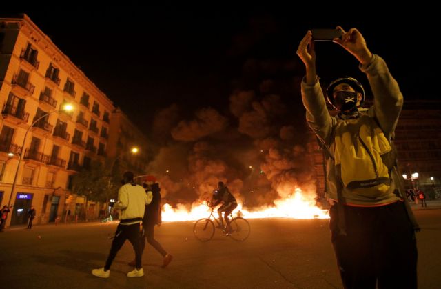 Ισπανία : Συνεχίζονται οι ταραχές στην Καταλονία για τη φυλάκιση τού ράπερ
