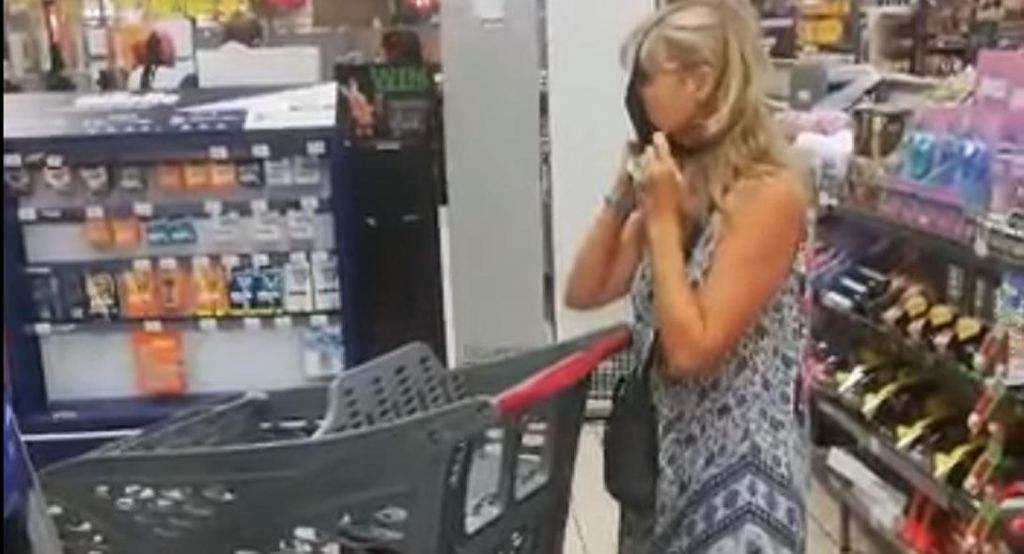 Και όμως έβγαλε το εσώρουχό της σε σούπερ μάρκετ και το έκανε μάσκα