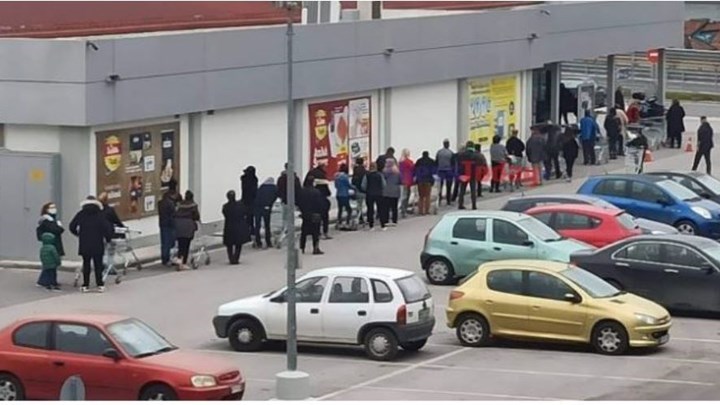 Θεσσαλονίκη : Κοσμοσυρροή έξω από σουπερμάρκετ