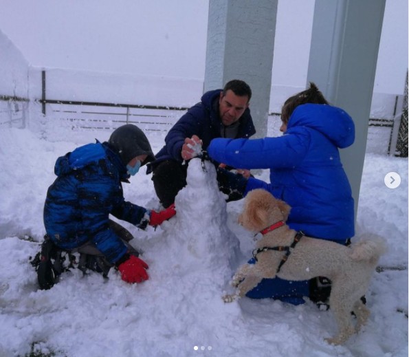 Ο χιονοπόλεμος του Τσίπρα με τους γιους του