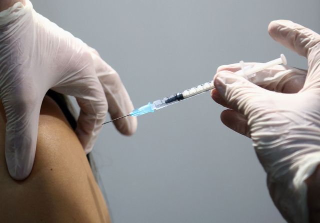 Τεράστιο το κόστος των αργών εμβολιασμών