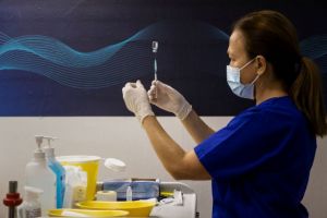 Από σήμερα εκδίδεται η βεβαίωση εμβολιασμού ανακοίνωσε ο Πιερρακάκης