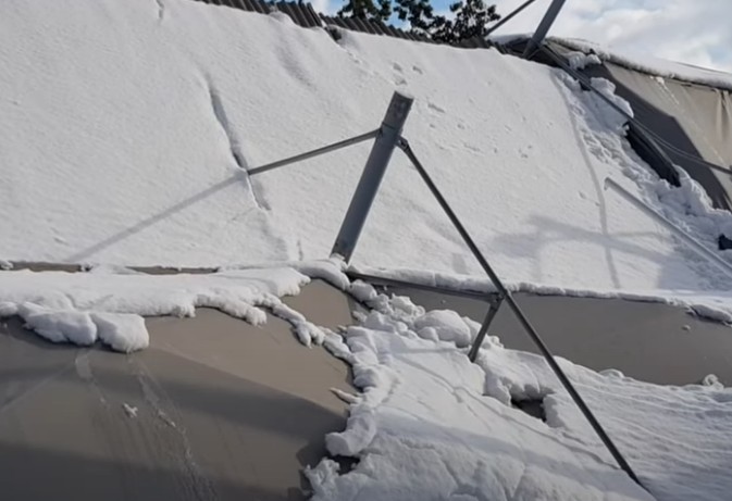 Βενζινάδικο κατέρρευσε από το βάρος του χιονιού στο Χαϊδάρι