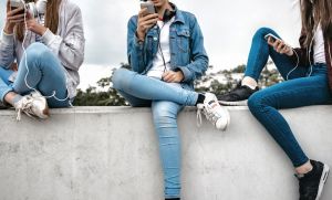 Κατάθλιψη : Λιγότερο βλαβερή για τα αγόρια η πολύωρη χρήση videogames – Μεγαλύτερη απειλή τα social media για τα κορίτσια