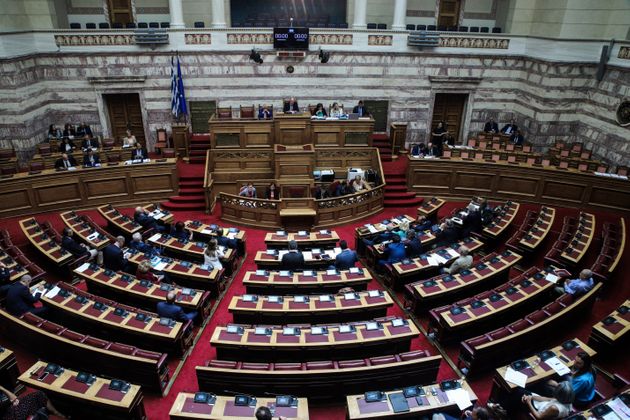 Αντίστροφη μέτρηση για μετωπική στη Βουλή με φόντο τις αλλαγές στα ΑΕΙ
