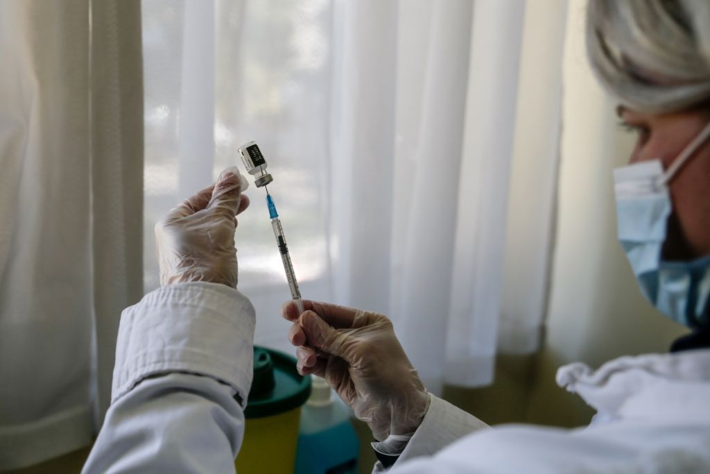 Εμβόλιο : Στέλνουν ζευγάρι ηλικιωμένων από τη Λαμία να εμβολιαστούν στη Λευκάδα