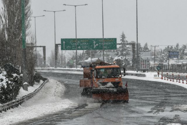 Σε ποιες περιοχές απαγορεύεται η κυκλοφορία των οχημάτων λόγω του χιονιά – Πού είναι απαραίτητες οι αλυσίδες