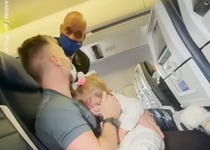 Έδιωξαν οικογένεια από αεροπλάνο επειδή η δίχρονη κόρη τους αρνούνταν να φορέσει μάσκα