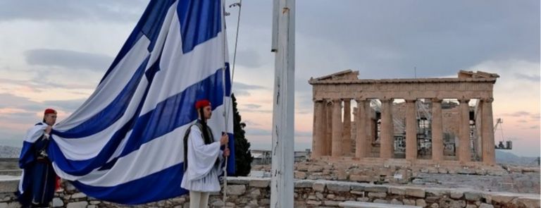 25η Μαρτίου: Πραγματοποιήθηκε η έπαρση της γαλανόλευκης σημαίας στην Ακρόπολη | tanea.gr
