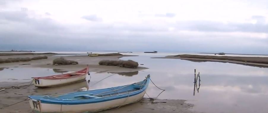 Πρωτόγνωρες εικόνες: Υποχώρησε η θάλασσα από τον Θερμαϊκό ως την Κρήτη